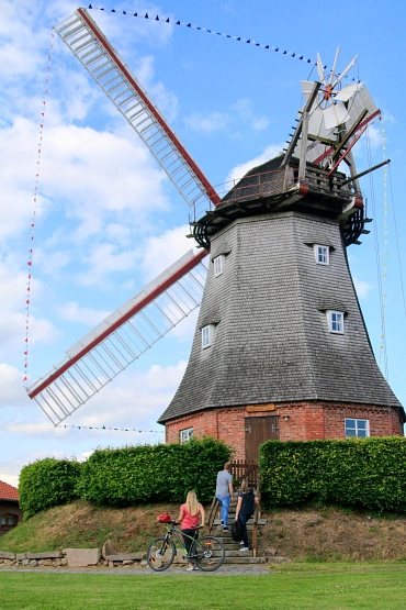 Mühle Lübberstedt Juli 2017 3 Personen an der Lübberstedter Mühle © Samtgemeinde Hambergen